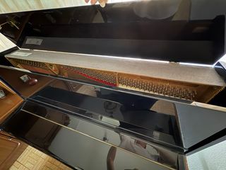 Petrof Piano de pared de 1982