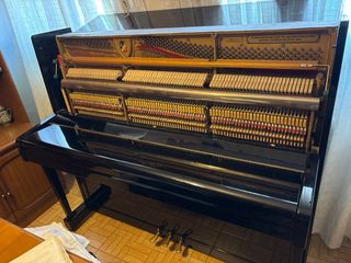 Petrof Piano de pared de 1982