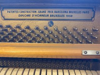 Petrof Piano de pared de 1982