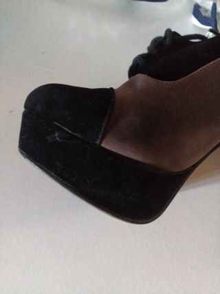 Zapatos tacón negros y marrones
