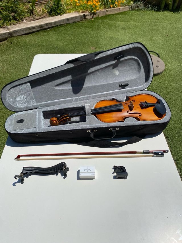 Violín con arco y accesorios