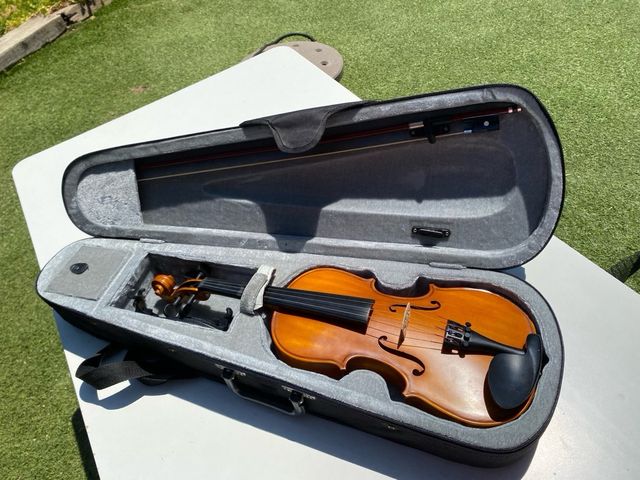 Violín con arco y accesorios