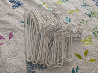 21 Perchas Blancas Plástico