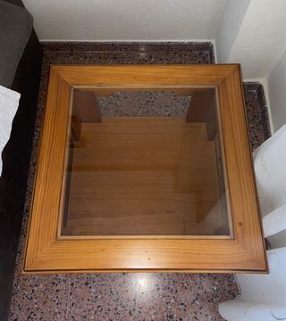 Mesa auxiliar o centro madera - cristal .