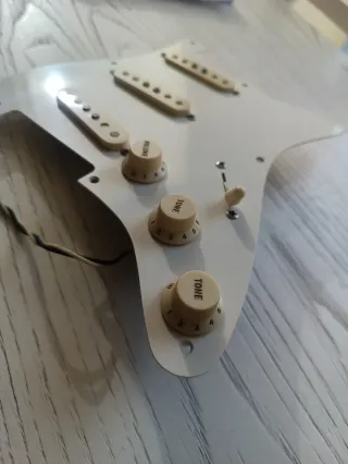 Fender Stratocaster Relic 57 electrónica