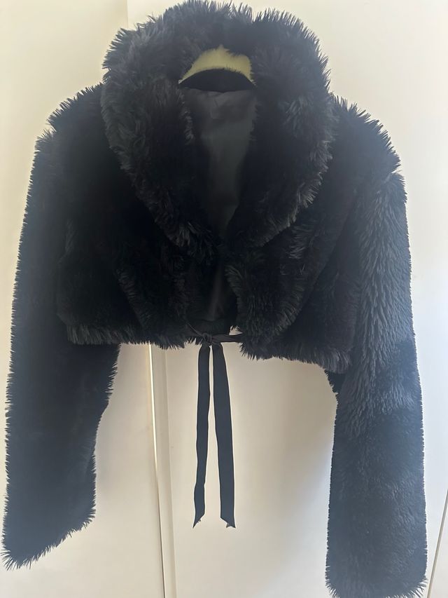 Chaqueta negra pelo sintético