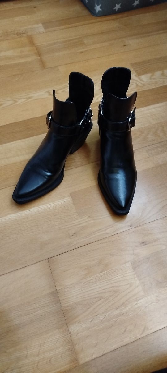 Botines negros Even Odd