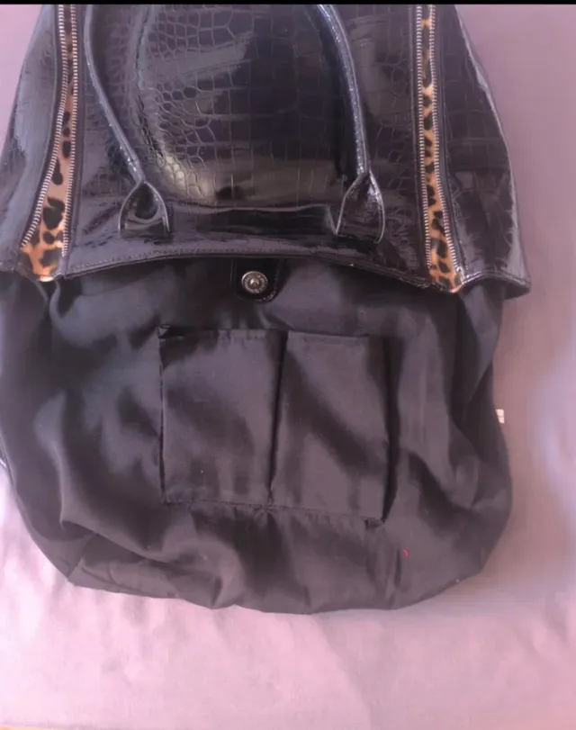 Bolso charol negro c/detalle leopardo