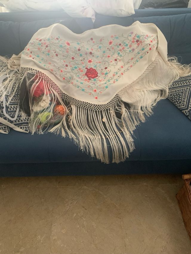 Mantoncillo Blanco Bordado