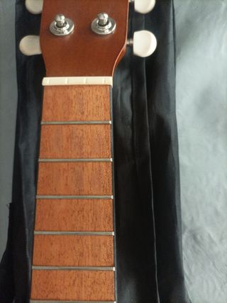 Ukelele Mahalo con su funda