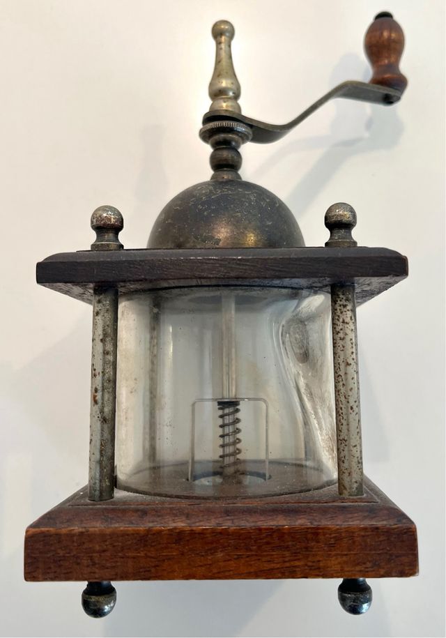 Molinillo café o pimienta antiguo