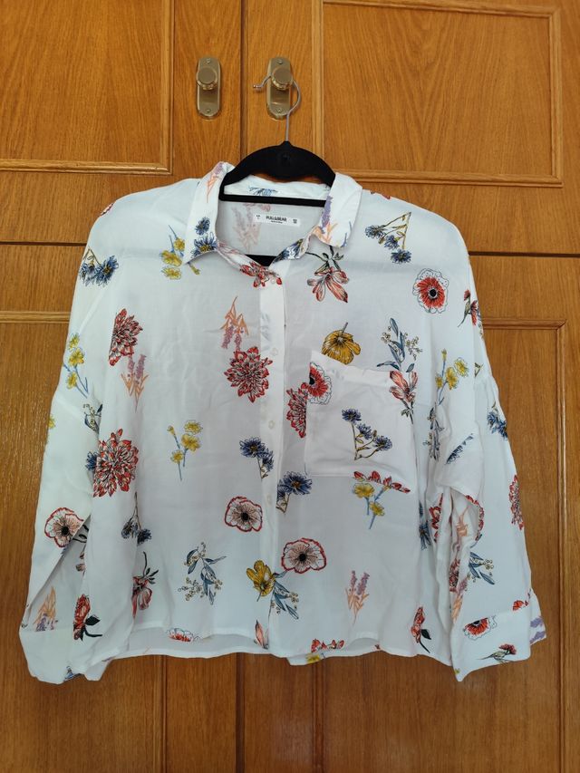 Camisa blanca con flores Pull & Bear