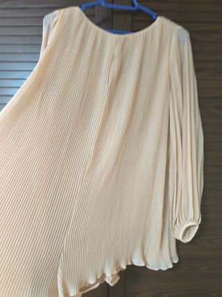 Vestido Mono plisado Zara beige