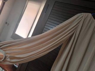 Vestido Mono plisado Zara beige