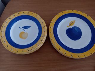 Varios juegos de vajilla, platos, teteras, etc..