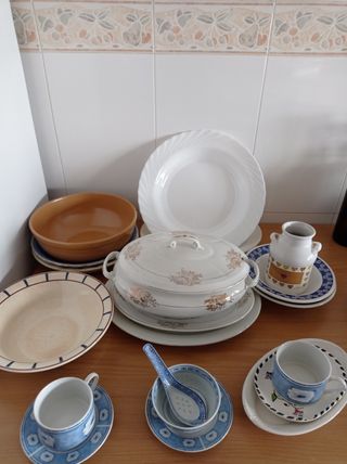 Varios juegos de vajilla, platos, teteras, etc..