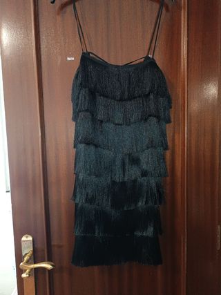 Vestido negro flecos