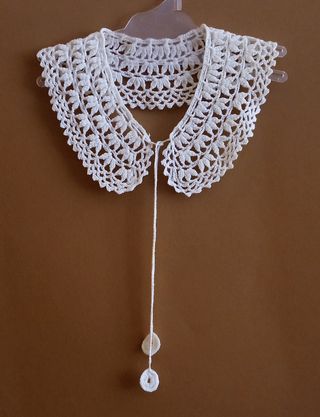 Cuello blanco bordado
