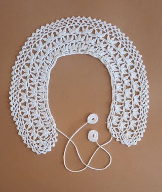 Cuello blanco bordado