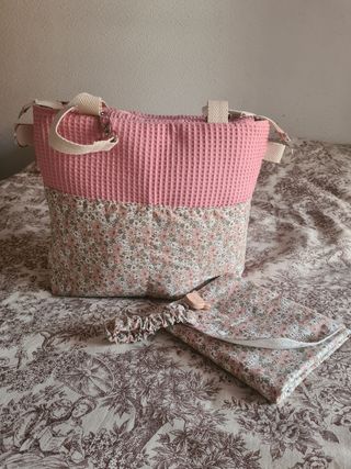 Bolso carro de bebé + cambiador + chupetero.