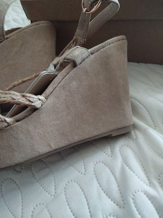 Sandalias cuña beige