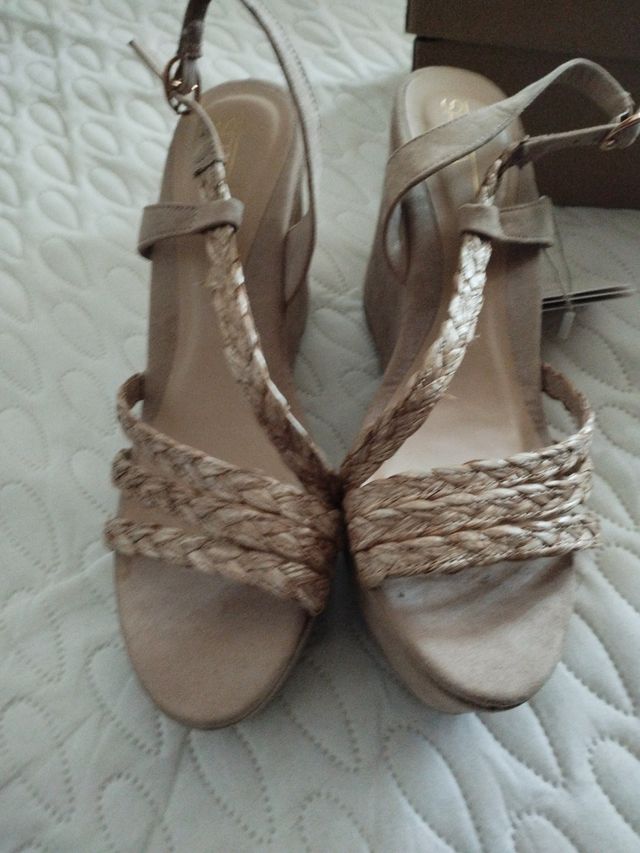 Sandalias cuña beige