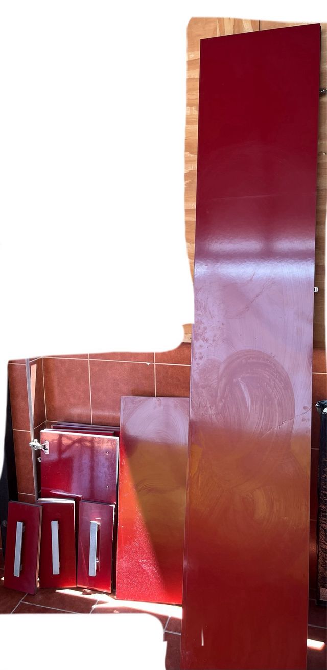 Puertas de cajones cocina rojos