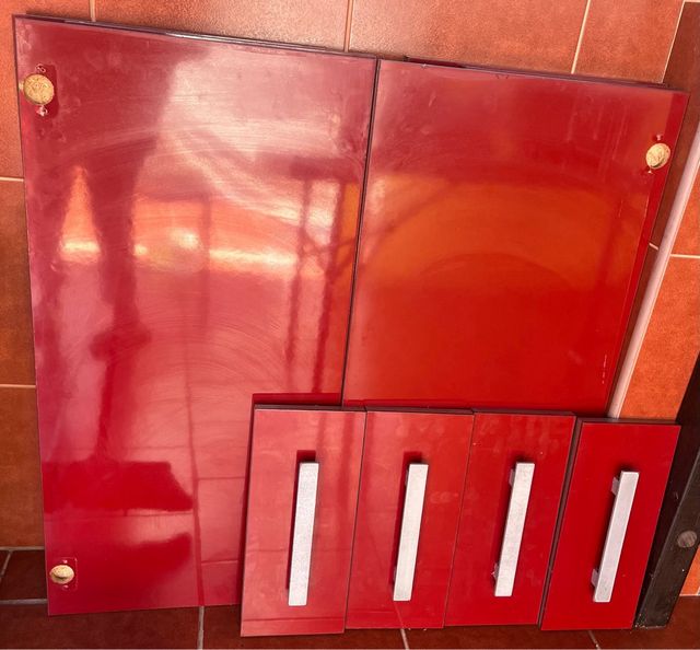 Puertas de cajones cocina rojos