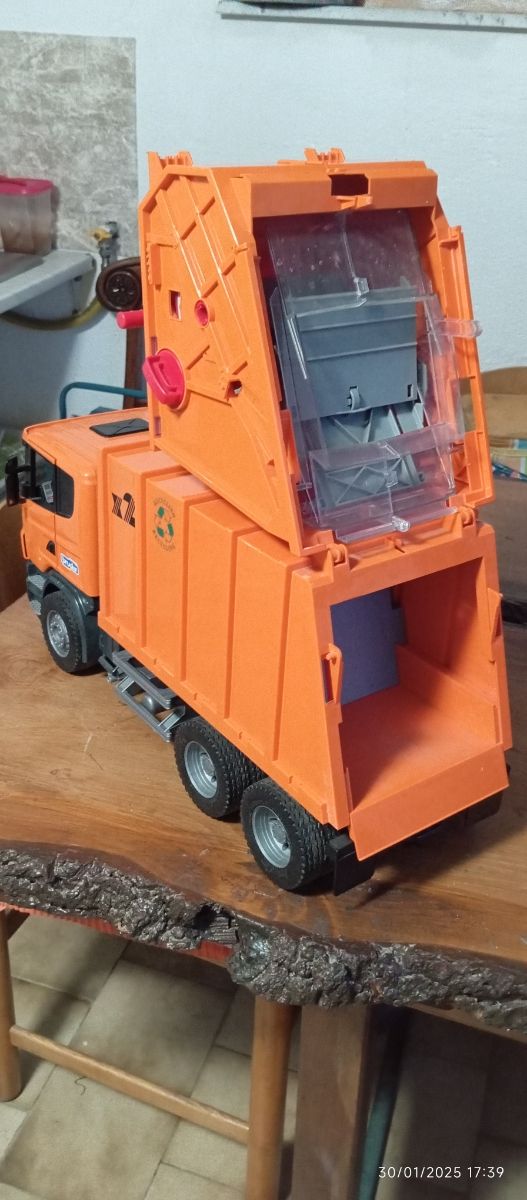 Camion Spazzatura Scania Bruder
