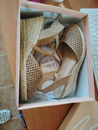 Sandalias cuña esparto beige Piccola Pin.