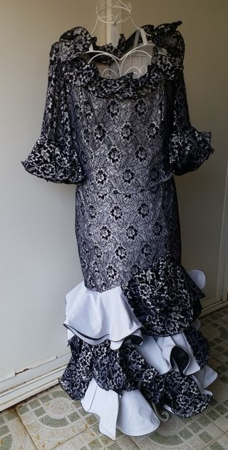 Traje Flamenca Loly Vera blanco y negro