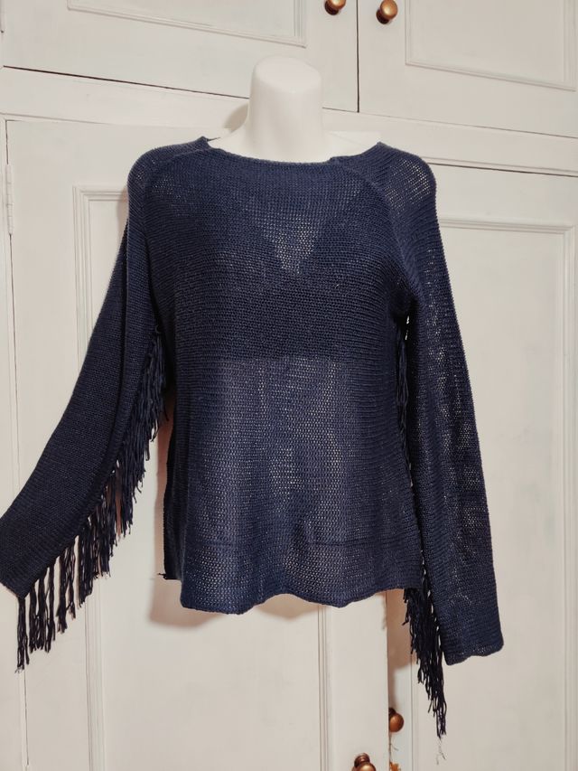 Suéter azul marino boho chic con flecos en mangas