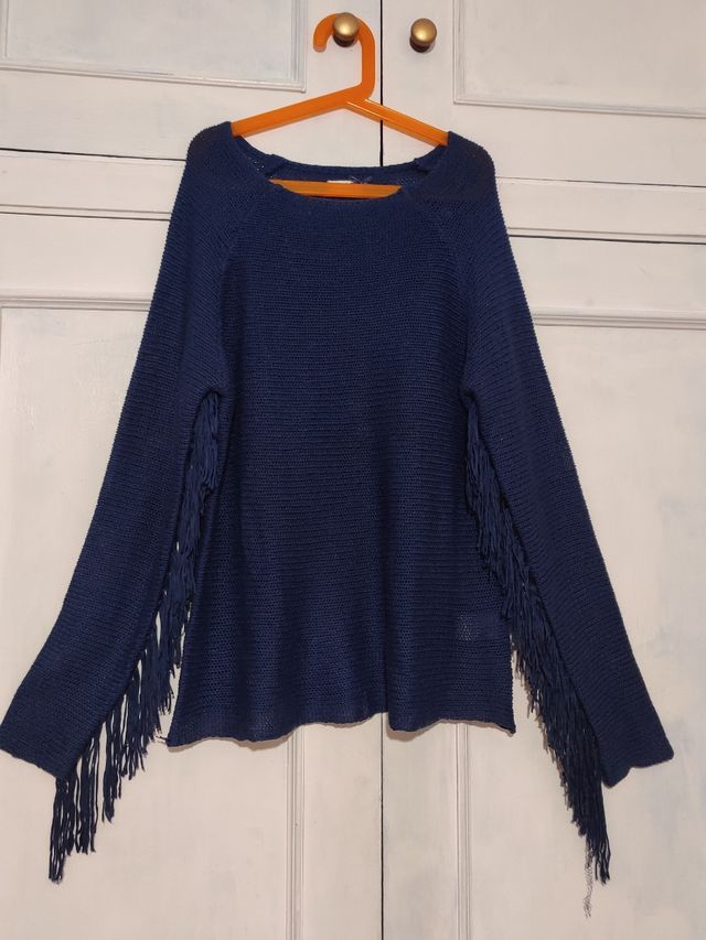 Suéter azul marino boho chic con flecos en mangas