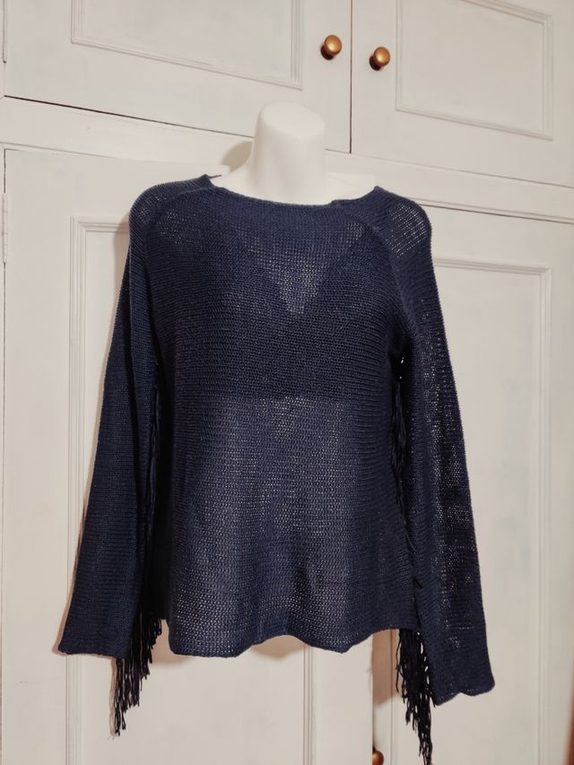 Suéter azul marino boho chic con flecos en mangas
