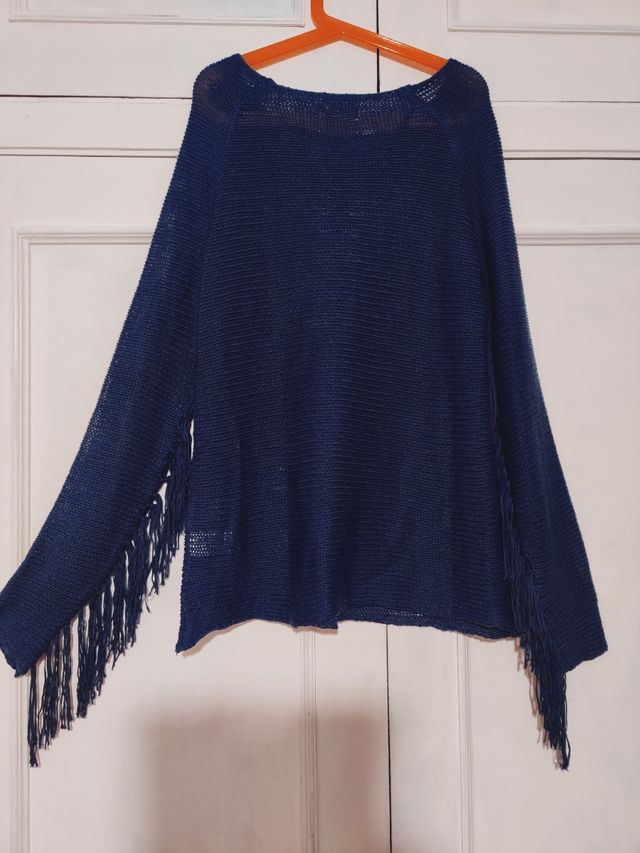 Suéter azul marino boho chic con flecos en mangas