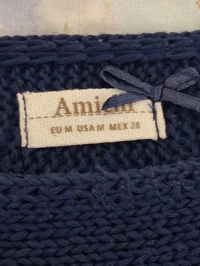 Suéter azul marino boho chic con flecos en mangas