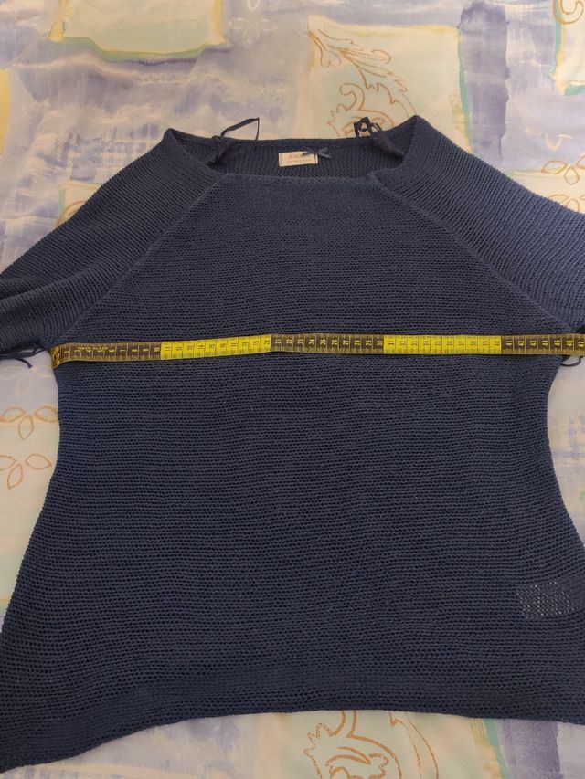 Suéter azul marino boho chic con flecos en mangas