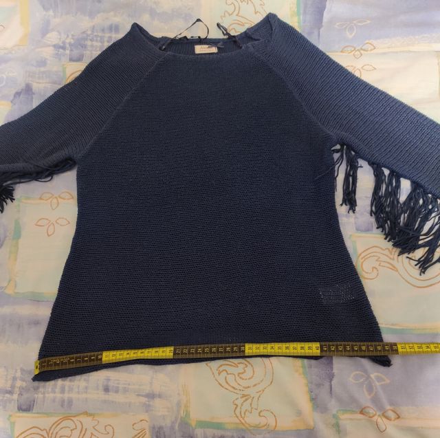 Suéter azul marino boho chic con flecos en mangas
