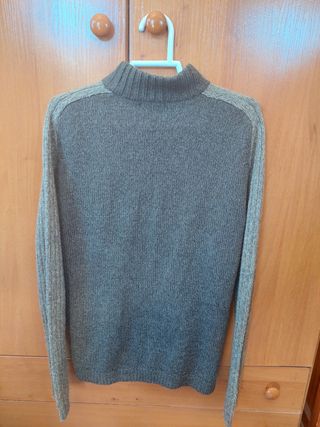 Jersey 8 de punto grisáceo.