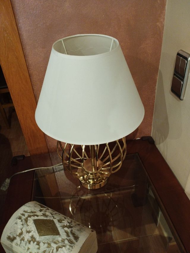 Lámpara dorada estilo jaula