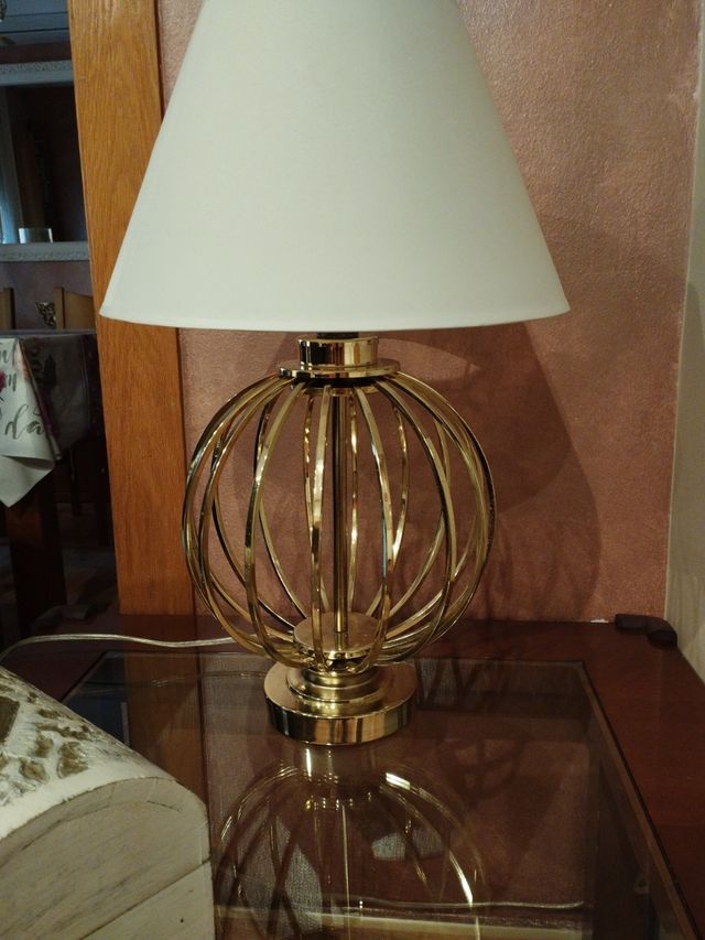 Lámpara dorada estilo jaula