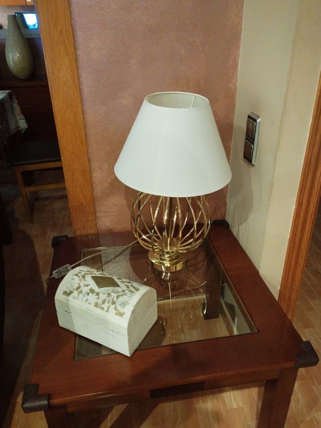 Lámpara dorada estilo jaula