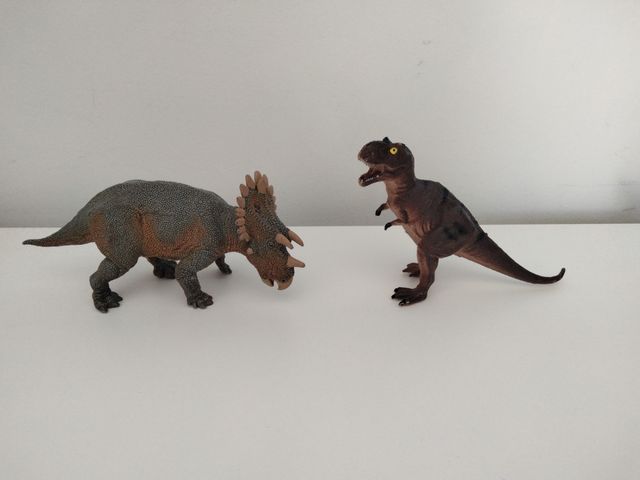 Dinosaurios de Juguete: Tiranosaurio Rex y Tricera