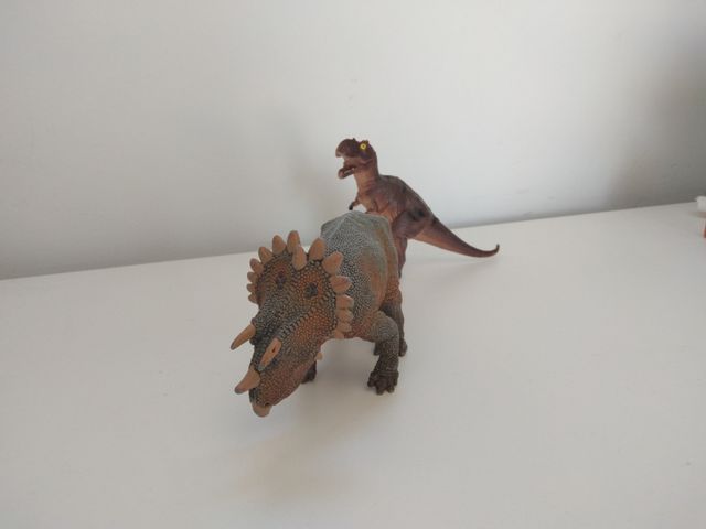 Dinosaurios de Juguete: Tiranosaurio Rex y Tricera