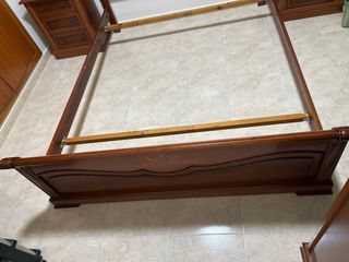 Cama madera + 2 mesitas + xifonier.
