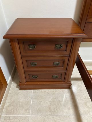 Cama madera + 2 mesitas + xifonier.