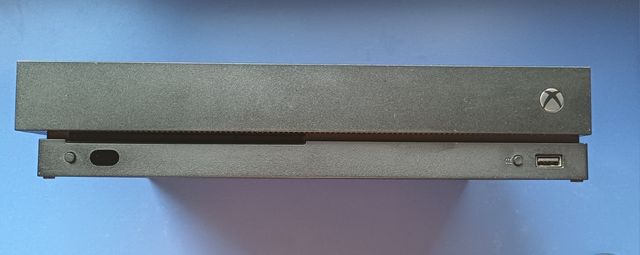 Xbox One X negra + 1 mando Electric Volt