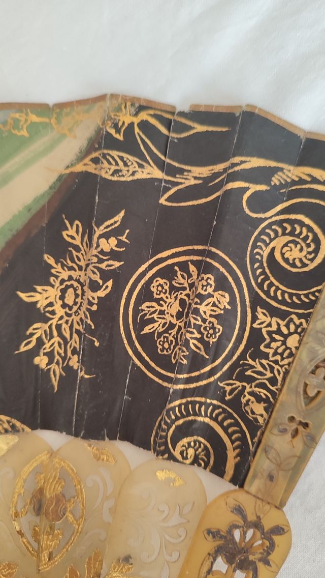 Abanico siglo XIX pintado a mano a dos caras