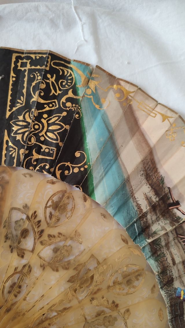 Abanico siglo XIX pintado a mano a dos caras