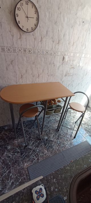 Mesa de cocina + 2 sillas